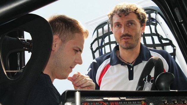 David Vršecký (vpravo) udílí rady Michalu Matějovskému v kokpitu závodního kamiónu Buggyra. David Vršecký (vpravo) udílí rady Michalu Matějovskému v kokpitu závodního kamiónu Buggyra.