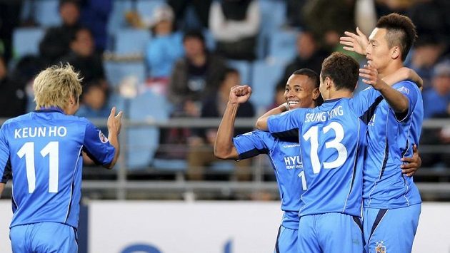 Korejský Ulsan slaví vítězství v asijské Lize mistrů. Korejský Ulsan slaví vítězství v asijské Lize mistrů.