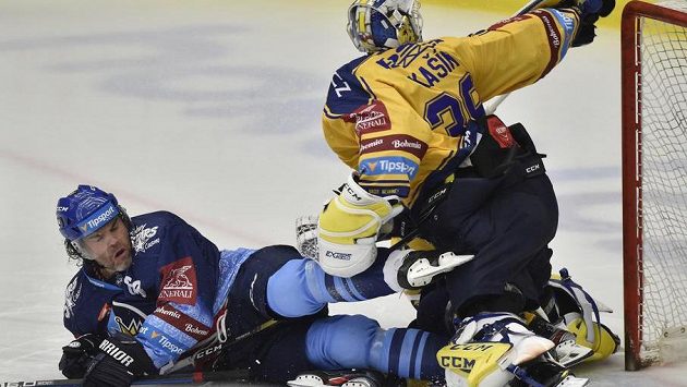 Jaromír Jágr v nepříjemném střetu s brankářem Zlína Liborem Kašíkem. Jaromír Jágr v nepříjemném střetu s brankářem Zlína Liborem Kašíkem.
