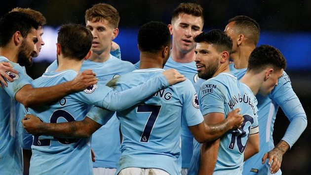 Hráči Manchesteru City oslavují čtyři góly Sergia Agüera (vpravo) v utkání proti Leicesteru. Hráči Manchesteru City oslavují čtyři góly Sergia Agüera (vpravo) v utkání proti Leicesteru.