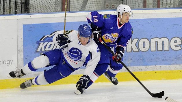 Jan Káňa (vlevo) z Brna v souboji s Konstantinem Sokolovem z Admiralu. Jan Káňa (vlevo) z Brna v souboji s Konstantinem Sokolovem z Admiralu.