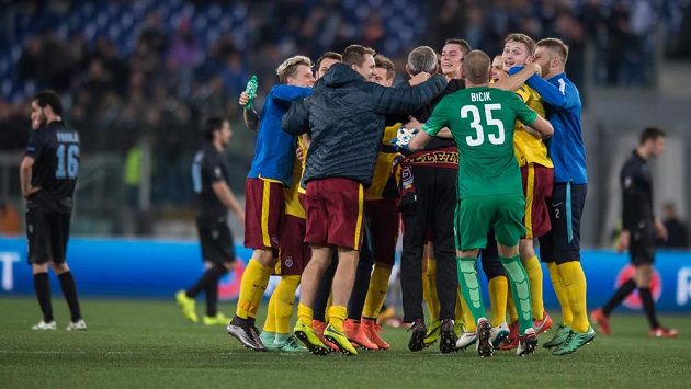 Fotbalisté Sparty Praha oslavují vítězství 3:0 a postup do čtvrtfinále Evropské ligy, zatímco hráči Lazia (v pozadí) jen bezmocně koukají na hrací plochu. Fotbalisté Sparty Praha oslavují vítězství 3:0 a postup do čtvrtfinále Evropské ligy, zatímco hráči Lazia (v pozadí) jen bezmocně koukají na hrací plochu.