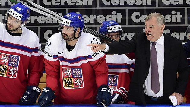 Trenér Vladimír Vůjtek na české střídačce během utkání se Švýcary. Trenér Vladimír Vůjtek na české střídačce během utkání se Švýcary.