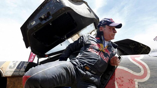 Carlos Sainz s peugeotem na letošní Rallye Dakar předčasně skončil. Carlos Sainz s peugeotem na letošní Rallye Dakar předčasně skončil.