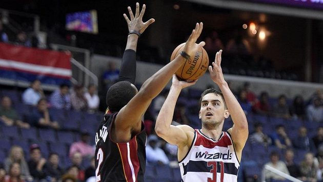 Tomáš Satoranský (31) z Washingtonu a Wayne Ellington z Miami. Tomáš Satoranský (31) z Washingtonu a Wayne Ellington z Miami.
