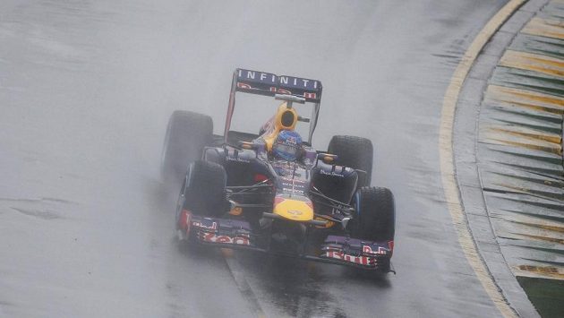 Vettel během "prokřehlé" kvalifikace na melbournském okruhu Albert Park. Vettel během "prokřehlé" kvalifikace na melbournském okruhu Albert Park.