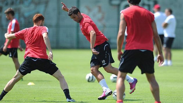 Útočník Slavie Martin Fenin (uprostřed) během tréninku. Útočník Slavie Martin Fenin (uprostřed) během tréninku.