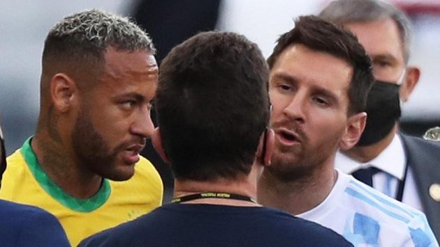 Argentinec Lionel Messi a Brazilec Neymar diskutují poté, co se nedohrál nedělní zápas kvalifikace mistrovství světa v Sao Paulu. Brazilská policie začala vyšetřovat čtveřici argentinských fotbalistů. Argentinec Lionel Messi a Brazilec Neymar diskutují poté, co se nedohrál nedělní zápas kvalifikace mistrovství světa v Sao Paulu. Brazilská policie začala vyšetřovat čtveřici argentinských fotbalistů.