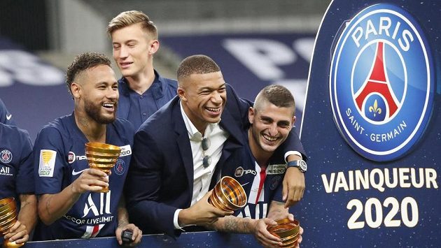Fotbalisté pařížského celku se radují z vítězství domácího treblu Fotbalisté pařížského celku se radují z vítězství domácího treblu
