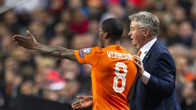 Nizozemský kouč Guus Hiddink poslouchá připomínky Georginia Wijnalduma. Nizozemský kouč Guus Hiddink poslouchá připomínky Georginia Wijnalduma.