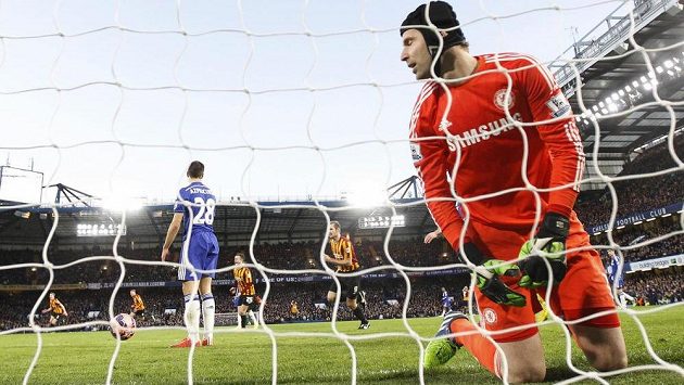 Petr Čech inkasuje gól od Filipeho Moraise. Petr Čech inkasuje gól od Filipeho Moraise.