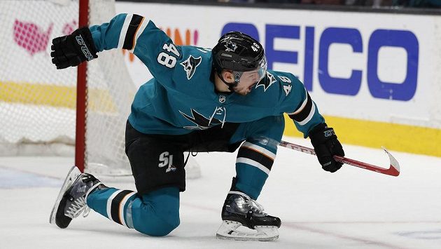 Hokejový útočník San Jose Sharks Tomáš Hertl slaví. Gólem a asistencí pomohl Žralokům k postupu přes Colorado v play off NHL. Hokejový útočník San Jose Sharks Tomáš Hertl slaví. Gólem a asistencí pomohl Žralokům k postupu přes Colorado v play off NHL.