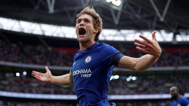 Marcos Alonso oslavuje gól vstřelený Tottenhamu. Marcos Alonso oslavuje gól vstřelený Tottenhamu.