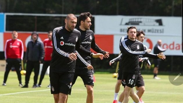 Fotbalisté Besiktase Istanbul se vrátili k tréninku, dva členové týmu měli pozitivní test na nemoc covid-19. Fotbalisté Besiktase Istanbul se vrátili k tréninku, dva členové týmu měli pozitivní test na nemoc covid-19.
