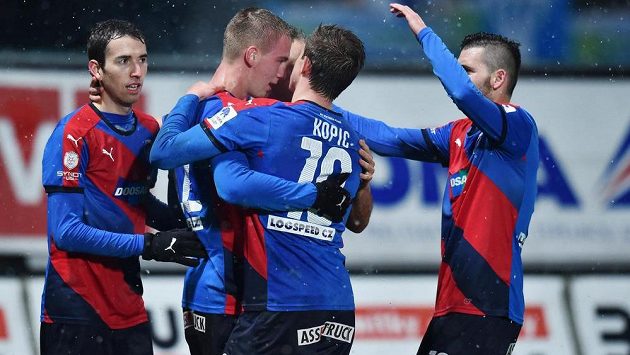 Radost fotbalistů Plzně z gólu v Jablonci. Radost fotbalistů Plzně z gólu v Jablonci.