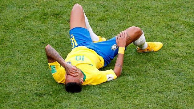 Neymar se po zákroku svíjí v bolestech. Neymar se po zákroku svíjí v bolestech.