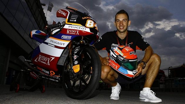 Český motocyklista Jakub Kornfeil si na Velkou cenu České republiky nechal udělat kapotáž v českých barvách. Český motocyklista Jakub Kornfeil si na Velkou cenu České republiky nechal udělat kapotáž v českých barvách.