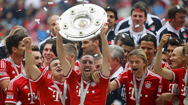 Fotbalisté Bayernu se radují z vítězství v bundeslize, teď chtějí i torfej za Ligu mistrů, Fotbalisté Bayernu se radují z vítězství v bundeslize, teď chtějí i torfej za Ligu mistrů,
