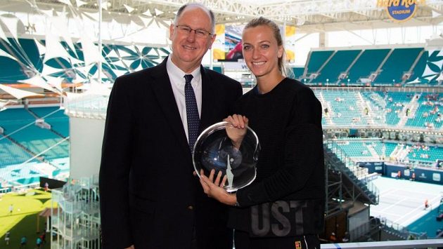 Petra Kvitová přebírá z rukou Steva Simona, výkonného ředitele WTA, Karen Krantzcke Sportmanship Award. Petra Kvitová přebírá z rukou Steva Simona, výkonného ředitele WTA, Karen Krantzcke Sportmanship Award.