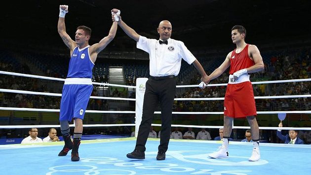 Italský boxer Carmine Tommasone oslavuje vítězství proti Mexičanovi Delgadovi. Italský boxer Carmine Tommasone oslavuje vítězství proti Mexičanovi Delgadovi.
