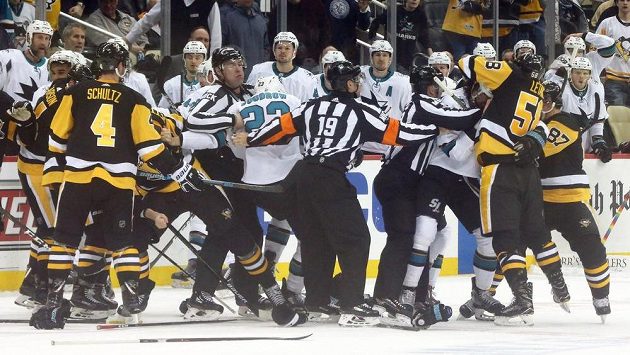 Do hromadné bitky ve třetí třetině mezi hokejisty San Jose Sharks a Pittsburghu Penguins se zapojil i Sidney Crosby. Do hromadné bitky ve třetí třetině mezi hokejisty San Jose Sharks a Pittsburghu Penguins se zapojil i Sidney Crosby.