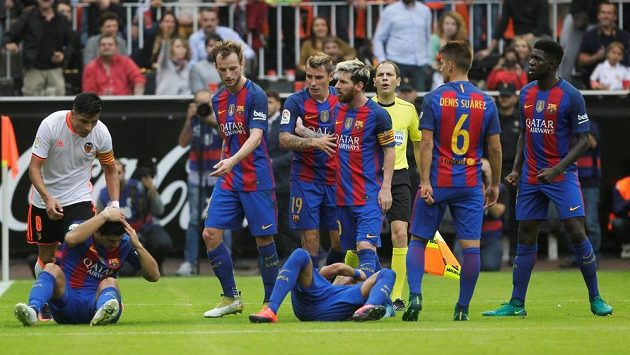 Luis Suárez (vlevo) a Neymar leží na zemi. Mezi radující se hráče Barcelony neukázněný fanoušek Barcelony hodil plastovou lahev. Luis Suárez (vlevo) a Neymar leží na zemi. Mezi radující se hráče Barcelony neukázněný fanoušek Barcelony hodil plastovou lahev.