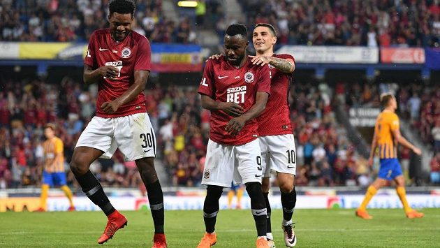 Sparťanští spasitelé - Kanga a Tetteh - zařídili, že letenský tým zvládl vstup do nejvyšší soutěže v duelu s Opavou. Sparťanští spasitelé - Kanga a Tetteh - zařídili, že letenský tým zvládl vstup do nejvyšší soutěže v duelu s Opavou.