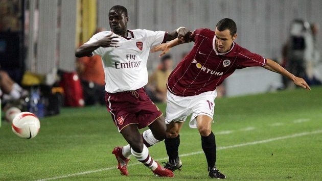 Emmanuel Eboué (vlevo) si v dresu Arsenalu svého času zahrál v předkole Ligy mistrů i proti pražské Spartě. Na fotografii s Jiřím Kladrubským. Emmanuel Eboué (vlevo) si v dresu Arsenalu svého času zahrál v předkole Ligy mistrů i proti pražské Spartě. Na fotografii s Jiřím Kladrubským.