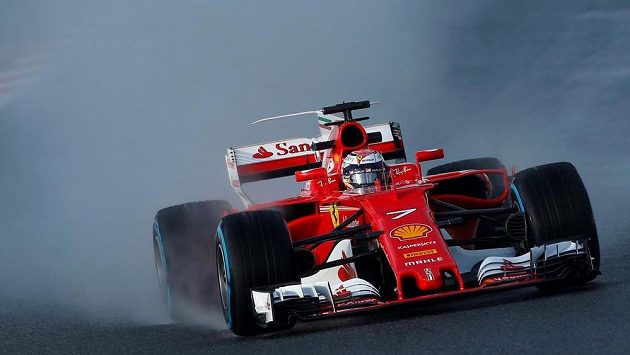 Opar vodní tříště za vozem Ferrari Kimiho Räikkönena. Opar vodní tříště za vozem Ferrari Kimiho Räikkönena.