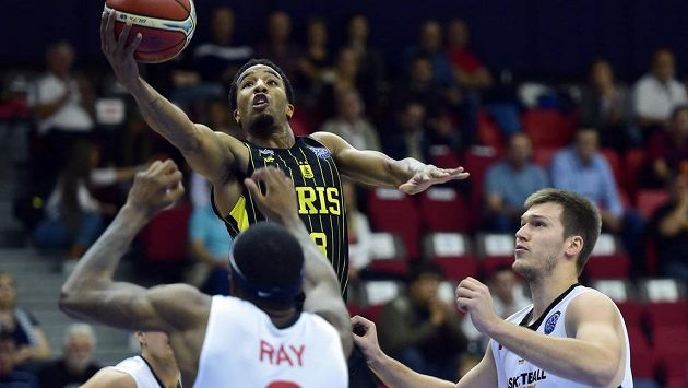 Zleva Kendrick Ray z Nymburku, Kwame Vaughn ze Soluně a Martin Peterka z Nymburku. Zleva Kendrick Ray z Nymburku, Kwame Vaughn ze Soluně a Martin Peterka z Nymburku.