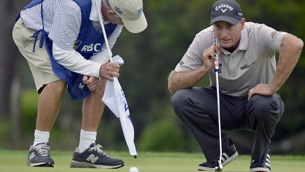 Jim Furyk (vpravo) promýšlí úder při turnaji PGA v Hilton Head. Jim Furyk (vpravo) promýšlí úder při turnaji PGA v Hilton Head.