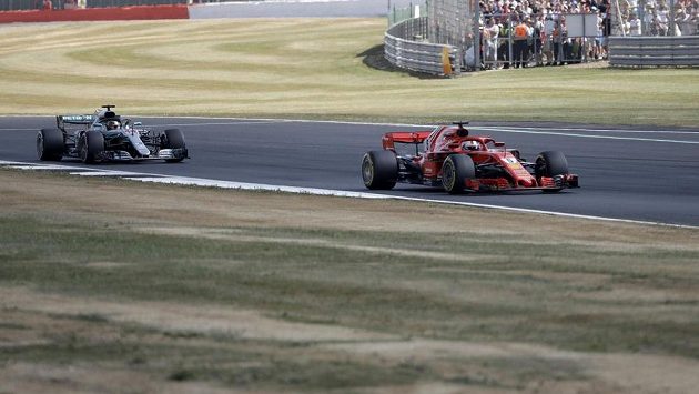 Sebastian Vettel z Ferrari a Lewis Hamilton z Mercedesu při Velké ceně Británie. Sebastian Vettel z Ferrari a Lewis Hamilton z Mercedesu při Velké ceně Británie.