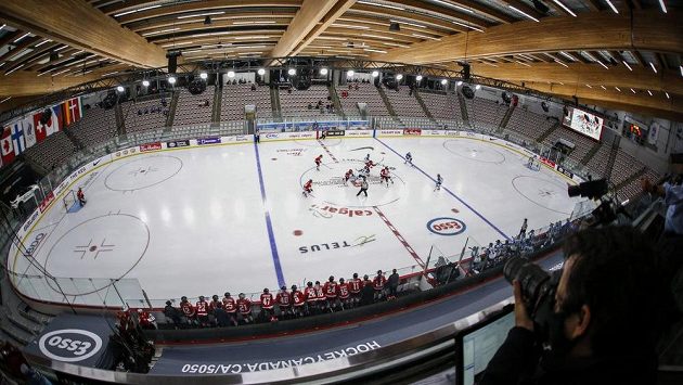 V Calgary se hraje světový šampionát hokejistek. V Calgary se hraje světový šampionát hokejistek.