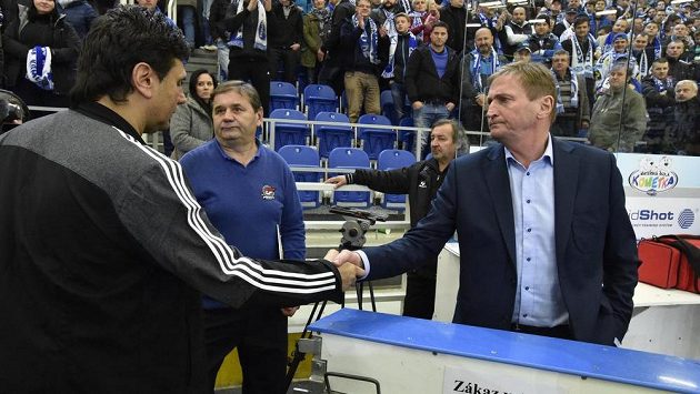 Trenéři Alois Hadamczik (vpravo) a Vladimír Růžička si na konci zápasu podali ruku. Trenéři Alois Hadamczik (vpravo) a Vladimír Růžička si na konci zápasu podali ruku.