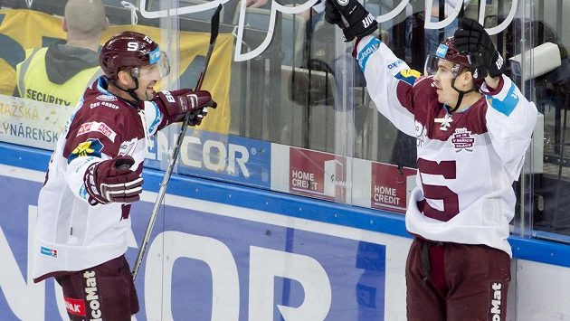 Sparťan Michal Dragoun (vpravo) se raduje se spoluhráčem Janem Hlaváčem (vlevo) z gólu proti Zlínu v úvodním čtvrtfinále play off. Sparťan Michal Dragoun (vpravo) se raduje se spoluhráčem Janem Hlaváčem (vlevo) z gólu proti Zlínu v úvodním čtvrtfinále play off.