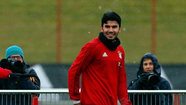 Posila Bayernu Serdar Tasci na prvním tréninku týmu. Posila Bayernu Serdar Tasci na prvním tréninku týmu.