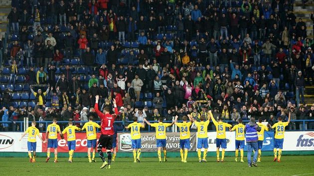 Zlínští hráči děkují fanouškům po vyhraném zápase se Slováckem. Výhry se dočkali po dvou měsících. Zlínští hráči děkují fanouškům po vyhraném zápase se Slováckem. Výhry se dočkali po dvou měsících.