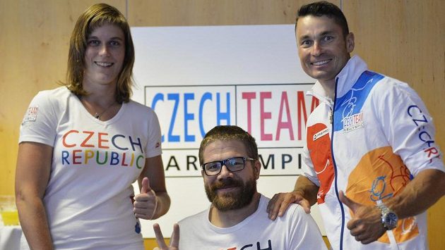 Čeští paralympionici plavec Jan Povýšil (uprostřed), cyklista Jiří Ježek (vpravo) a atletka Eva Berná (vlevo). Čeští paralympionici plavec Jan Povýšil (uprostřed), cyklista Jiří Ježek (vpravo) a atletka Eva Berná (vlevo).