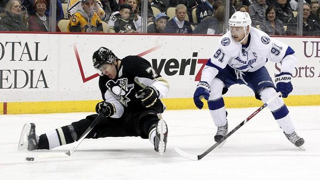 Útočník Pittsburghu Jevgenij Malkin (vlevo). Vpravo přihlíží forvard Tampy Bay Steven Stamkos. Útočník Pittsburghu Jevgenij Malkin (vlevo). Vpravo přihlíží forvard Tampy Bay Steven Stamkos.