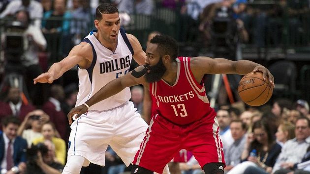 Salah Mejri (vlevo) z Dallasu brání Jamese Hardena z Houstonu. Salah Mejri (vlevo) z Dallasu brání Jamese Hardena z Houstonu.