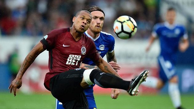 Vlevo Jonathan Biabiany ze Sparty a Milan Kerbr z Liberce. Vlevo Jonathan Biabiany ze Sparty a Milan Kerbr z Liberce.