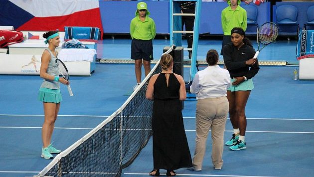 Česká tenistka Lucie Šafářová (vlevo) a Američanka Serena Williamsová před začátkem zápasu. Česká tenistka Lucie Šafářová (vlevo) a Američanka Serena Williamsová před začátkem zápasu.