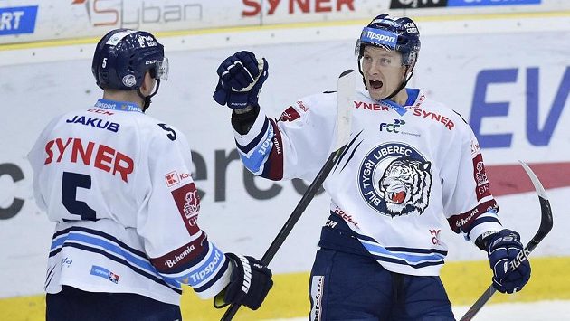 Autor prvního libereckého gólu Michal Bulíř (vpravo) a Ladislav Šmíd se radují během extraligového utkání s Plzní. Autor prvního libereckého gólu Michal Bulíř (vpravo) a Ladislav Šmíd se radují během extraligového utkání s Plzní.
