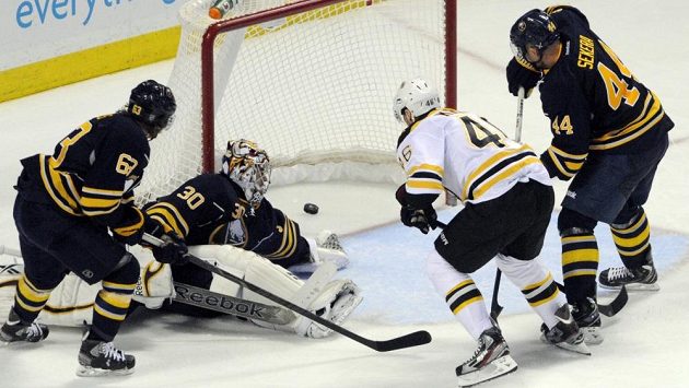 David Krejčí posílá do branky Ryana Millera puk, který rozhodl o všech bodech pro Bruins. David Krejčí posílá do branky Ryana Millera puk, který rozhodl o všech bodech pro Bruins.