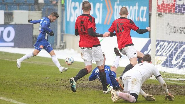 Martin Hála z Olomouce (vlevo) střílí gól Domažlicím. Martin Hála z Olomouce (vlevo) střílí gól Domažlicím.