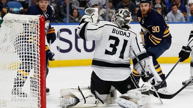Ryan O'Reilly z Buffala si připsal proti Los Angeles nejhezčí gól utkání. Brankář Peter Budaj nestačil nic udělat. Ryan O'Reilly z Buffala si připsal proti Los Angeles nejhezčí gól utkání. Brankář Peter Budaj nestačil nic udělat.