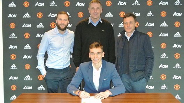 Brankář Matěj Kovář přestoupil ze Slovácka do Manchesteru United. Na fotografii je talentovaný gólman spolu s Michaelem Hollandsem (vlevo), Eliot van Tilem (vpravo) - oba jsou z anglické pobočky Sport Investu a Luďkem Mikloškem, jenž funguje ve Sport Investu jako manažer pro rozvoj hráčů. Brankář Matěj Kovář přestoupil ze Slovácka do Manchesteru United. Na fotografii je talentovaný gólman spolu s Michaelem Hollandsem (vlevo), Eliot van Tilem (vpravo) - oba jsou z anglické pobočky Sport Investu a Luďkem Mikloškem, jenž funguje ve Sport Investu jako manažer pro rozvoj hráčů.