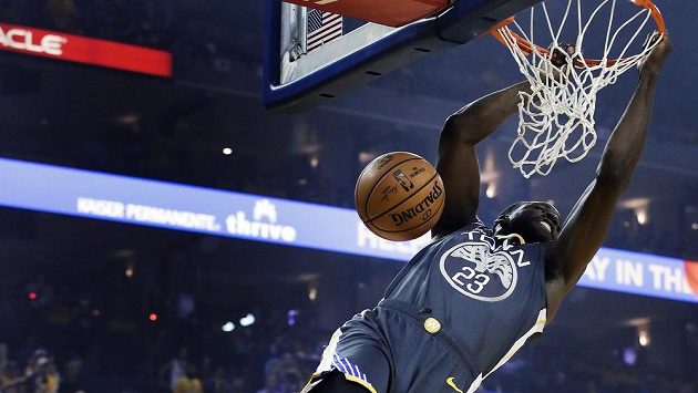 Basketbalista Golden State Warriors Draymond Green smečuje během druhého utkání série s Portlandem Trail Blazers. Basketbalista Golden State Warriors Draymond Green smečuje během druhého utkání série s Portlandem Trail Blazers.