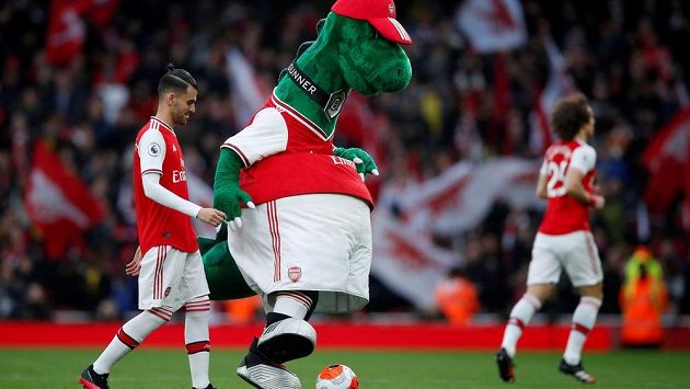 Na stadion fotbalistů Arsenalu se vrátil maskot Gunnersaurus. Na stadion fotbalistů Arsenalu se vrátil maskot Gunnersaurus.