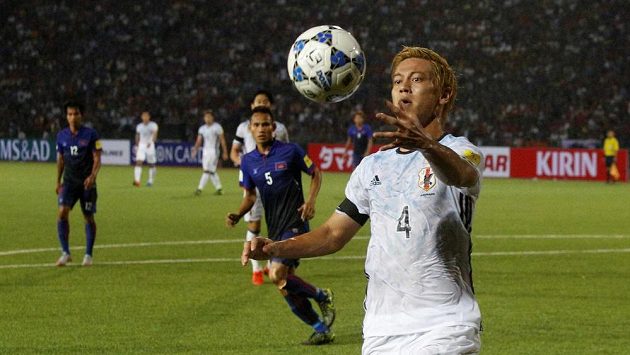 Japonec Keisuke Honda při utkání kvalifikace MS 2018 proti Kambodži Japonec Keisuke Honda při utkání kvalifikace MS 2018 proti Kambodži
